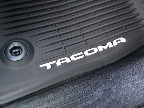 Used 2025 Toyota Tacoma TRD Sport image 32