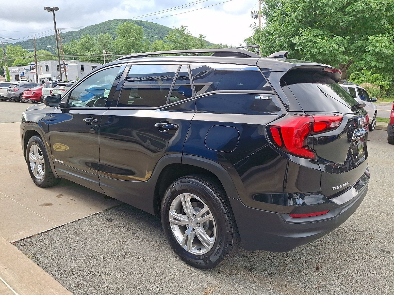 Used 2020 GMC Terrain SLE w/ Driver Convenience Package AWD/4WD image 4
