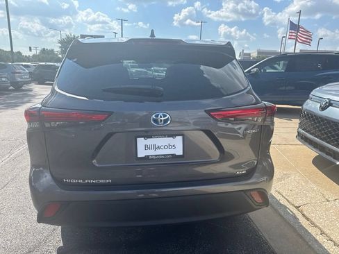 Used 2023 Toyota Highlander XLE AWD/4WD image 5