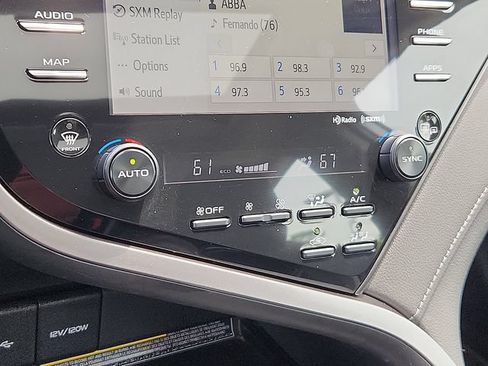 Used 2020 Toyota Camry SE w/ Sunroof Package FWD image 17