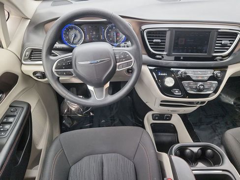 Used 2019 Chrysler Pacifica Touring Plus image 12