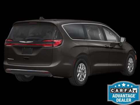 Used 2023 Chrysler Pacifica Touring-L FWD image 2
