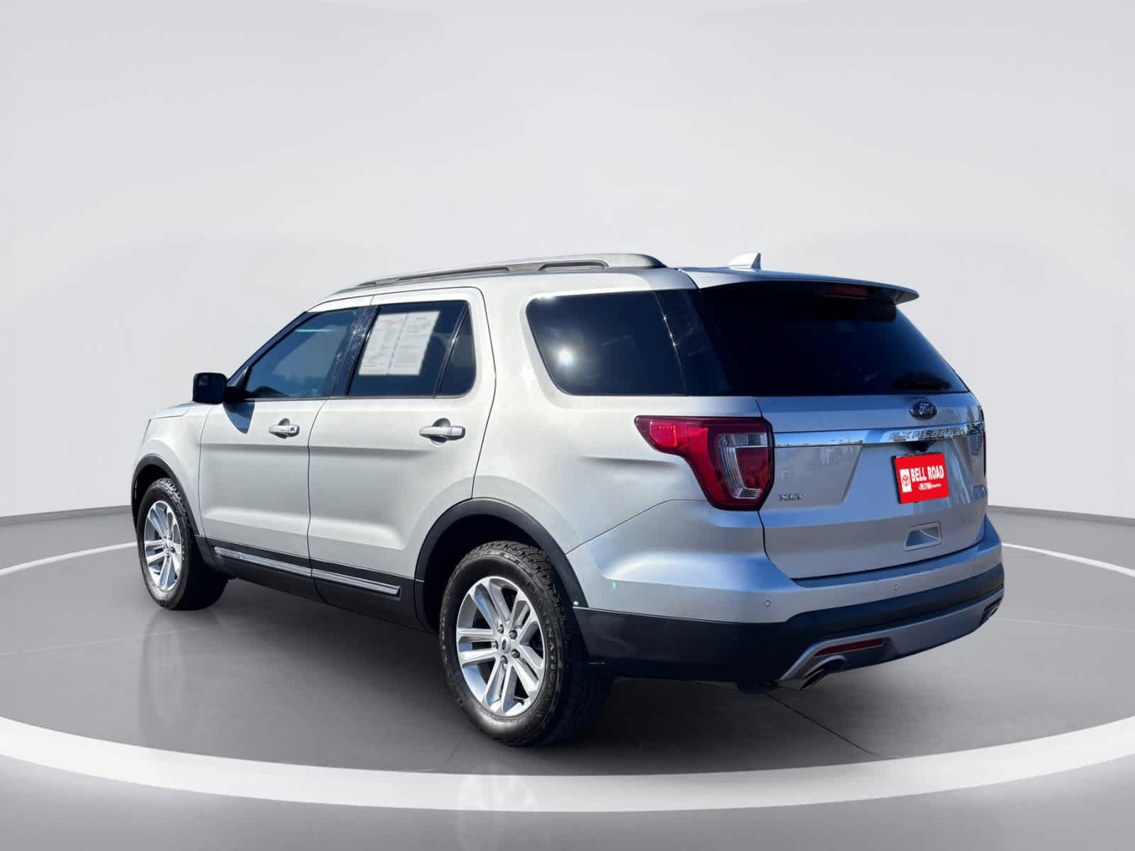 Used 2017 Ford Explorer XLT w/ Equipment Group 201A FWD image 6