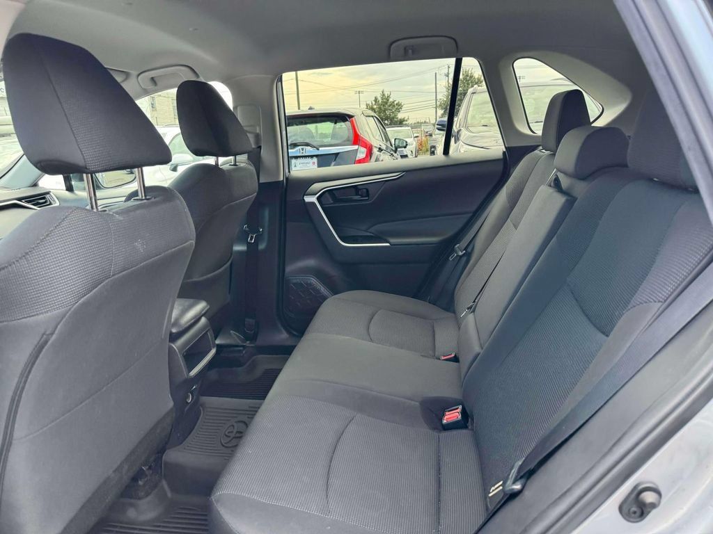 Used 2021 Toyota RAV4 LE AWD/4WD image 14