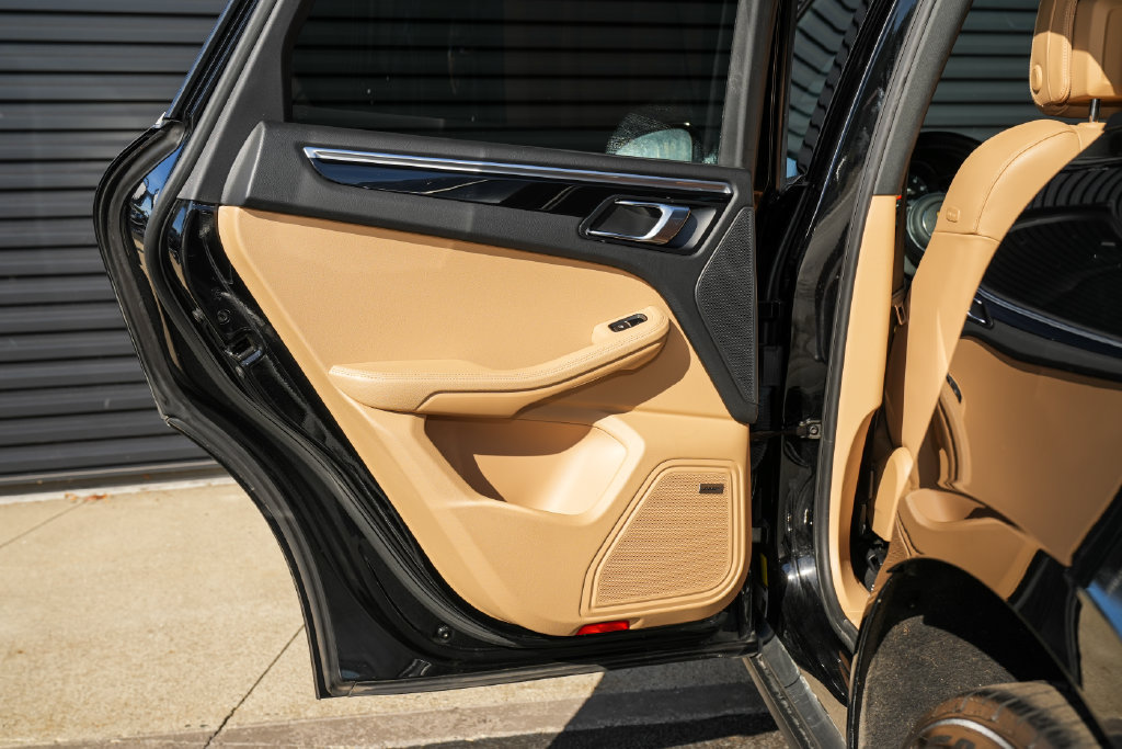 Certified 2018 Porsche Macan AWD/4WD image 31