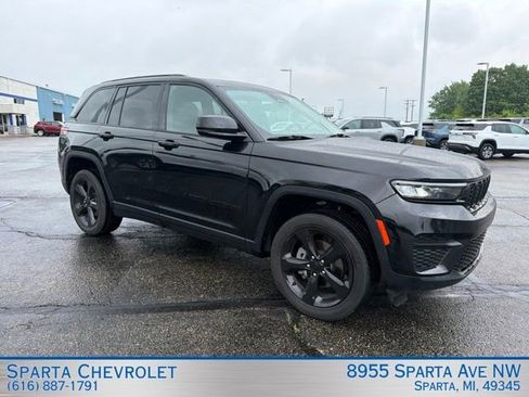 Used 2024 Jeep Grand Cherokee Altitude AWD/4WD image 1