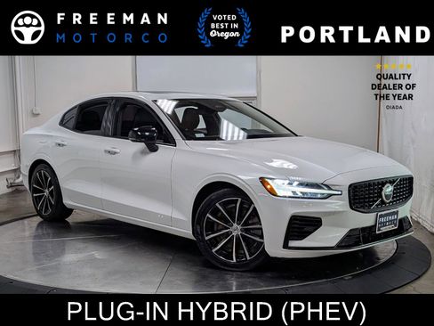Used 2023 Volvo S60 T8 Core image 1