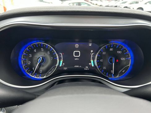Used 2025 Chrysler Pacifica Limited FWD image 34