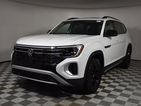 New 2025 Volkswagen Atlas Peak Edition SE image 3