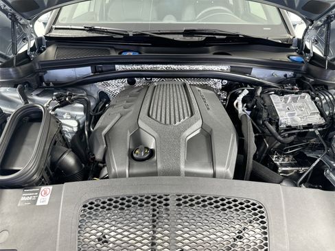 Certified 2025 Porsche Macan image 40