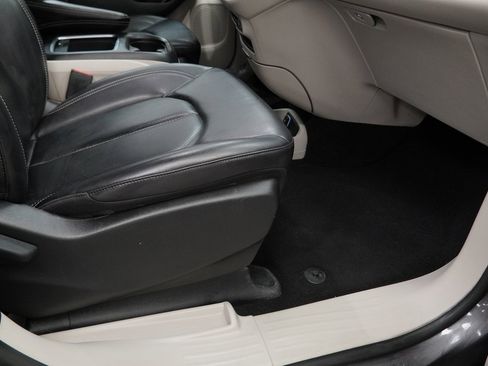 Certified 2023 Chrysler Pacifica Touring-L image 47