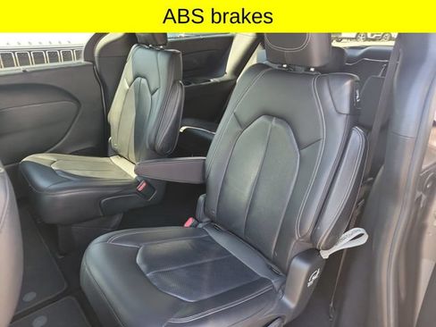 Used 2018 Chrysler Pacifica Touring-L w/ Premium Audio Group FWD image 25