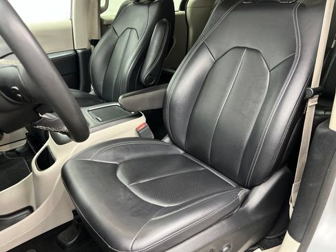 Used 2024 Chrysler Pacifica Touring-L FWD image 19