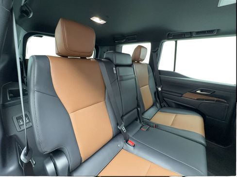 Used 2025 Lexus GX 550 w/ Accessory Package (2T) image 27