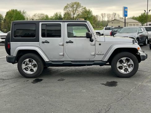 Used 2016 Jeep Wrangler Unlimited Sahara w/ Dual Top Group AWD/4WD image 41