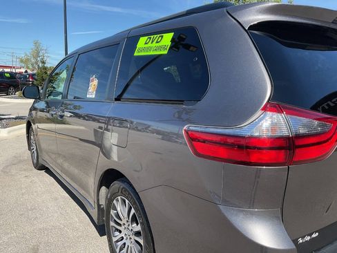 Used 2020 Toyota Sienna XLE Premium w/ Carpet Mat Package FWD image 5