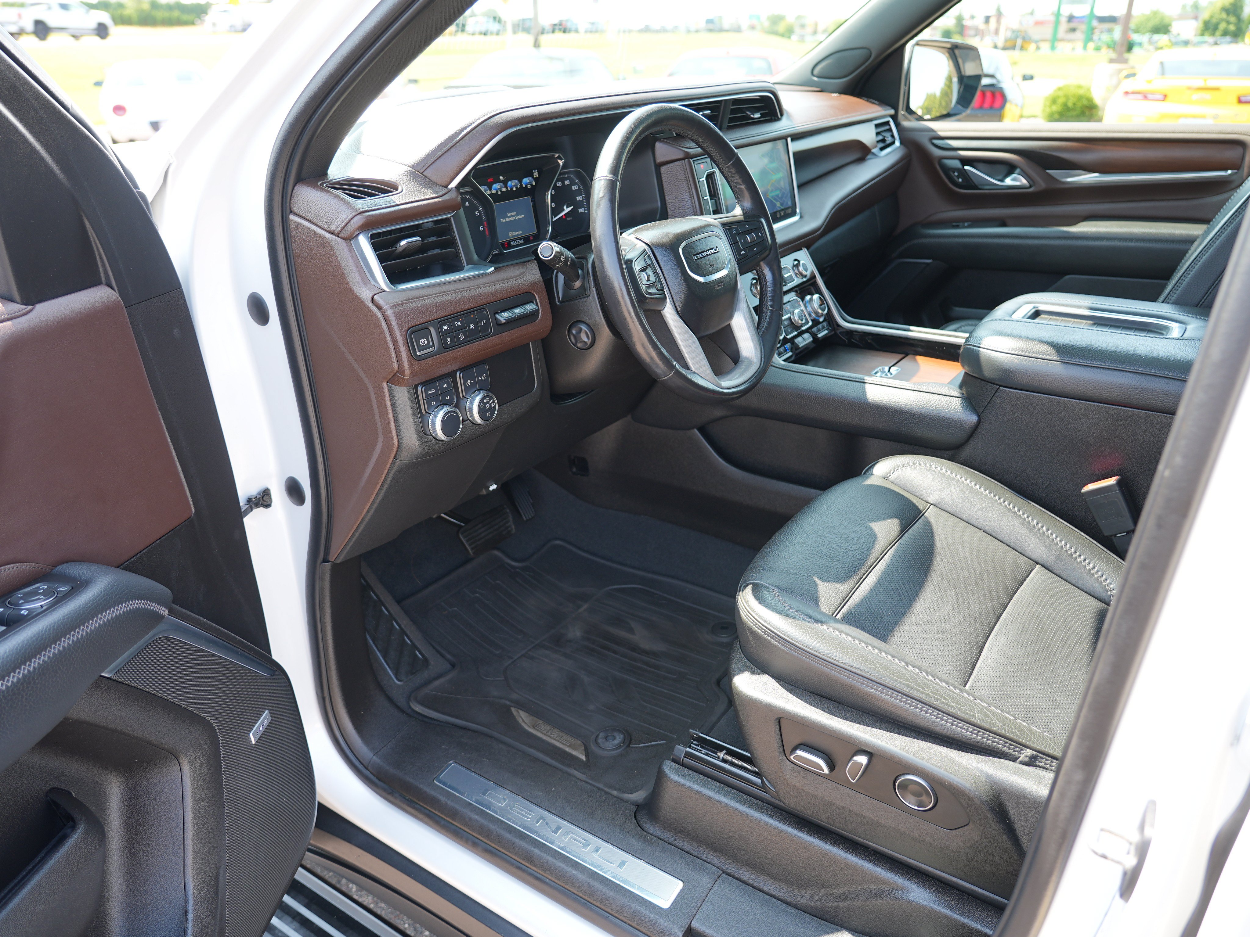 Used 2021 GMC Yukon XL Denali w/ Denali Premium Package AWD/4WD image 13