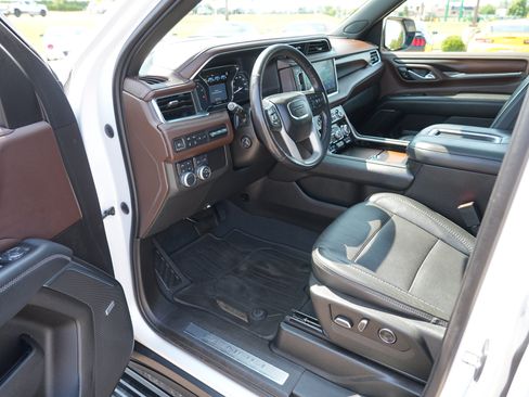 Used 2021 GMC Yukon XL Denali w/ Denali Premium Package AWD/4WD image 13
