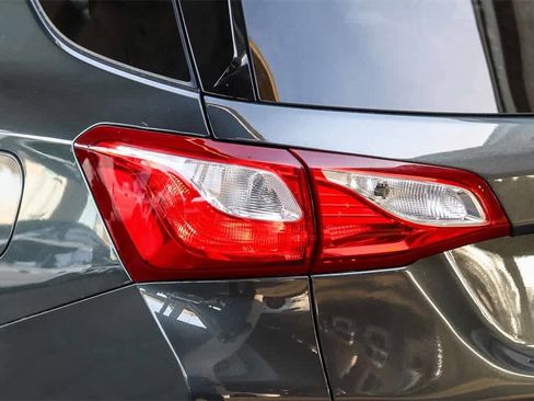 Used 2020 Chevrolet Equinox LS w/ LS Convenience Package image 9