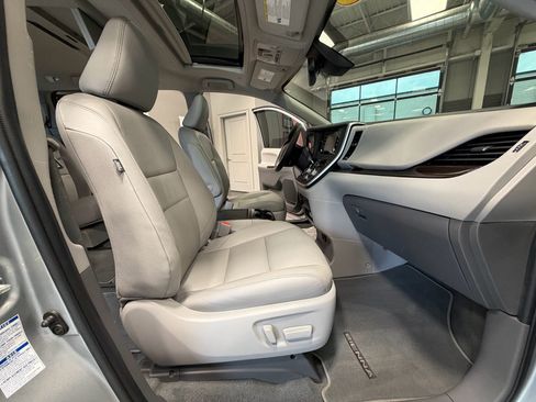 Used 2020 Toyota Sienna XLE Premium AWD/4WD image 47