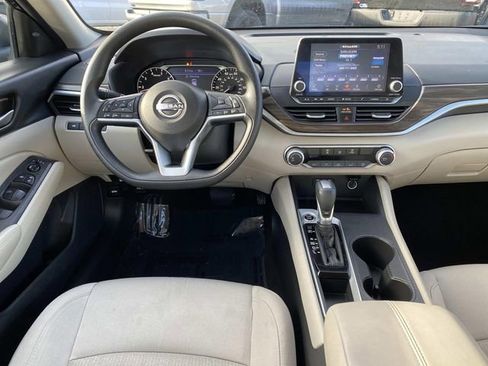 Used 2025 Nissan Altima 2.5 SV image 6