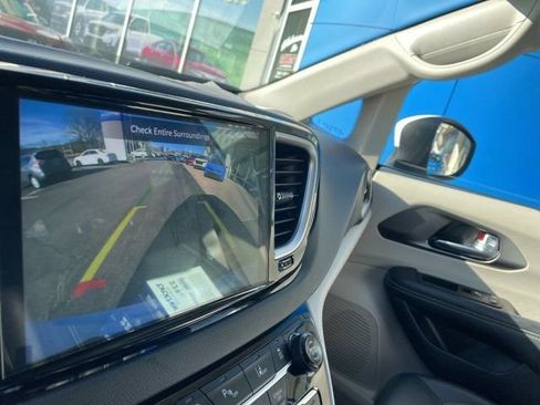 Used 2023 Chrysler Pacifica Touring-L FWD image 18