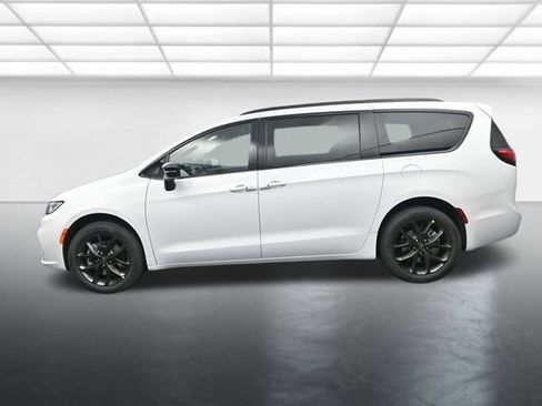 New 2026 Chrysler Pacifica Select w/ S Appearance Package image 5