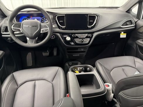New 2026 Chrysler Pacifica Select image 13