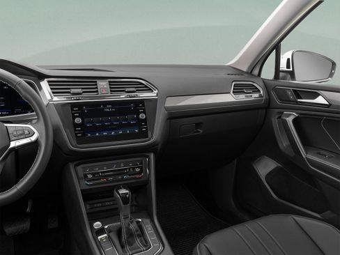 Certified 2024 Volkswagen Tiguan SE w/ Panoramic Sunroof Package FWD image 43