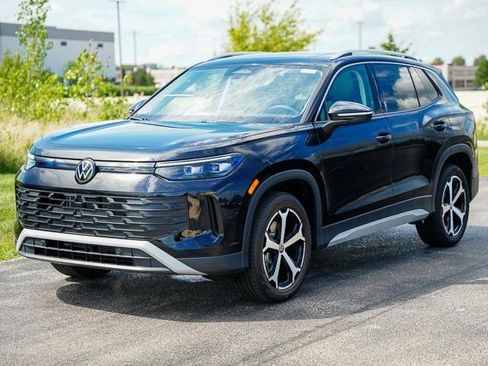 Used 2025 Volkswagen Tiguan SE w/ Panoramic Sunroof Package image 5