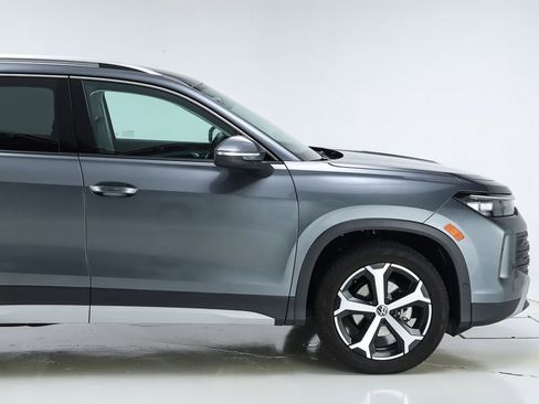 New 2025 Volkswagen Tiguan SE image 12