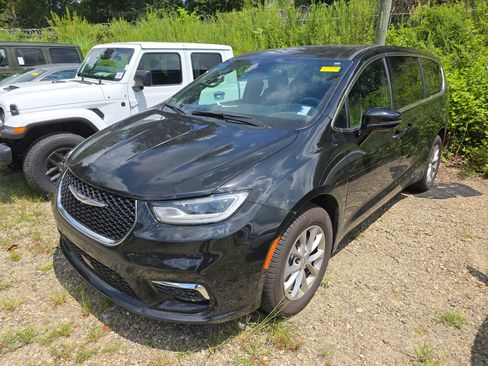Used 2025 Chrysler Pacifica Select AWD/4WD image 3