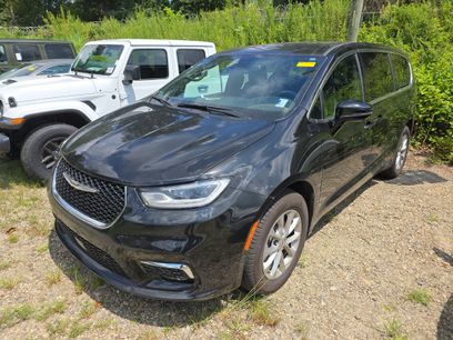 Used 2025 Chrysler Pacifica Select