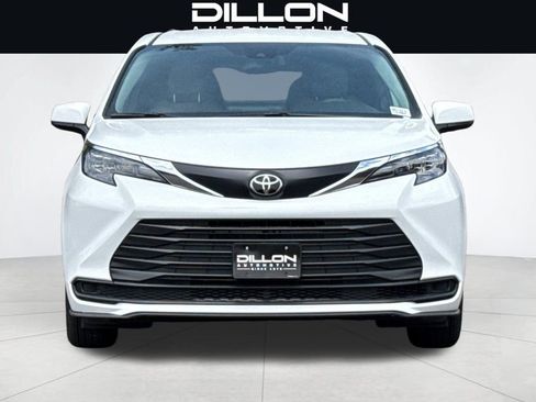 Used 2026 Toyota Sienna LE AWD/4WD image 9