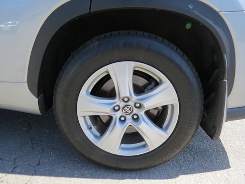 Used 2023 Toyota Highlander LE image 10