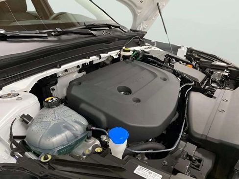 Used 2025 Volvo XC40 B5 Plus image 81