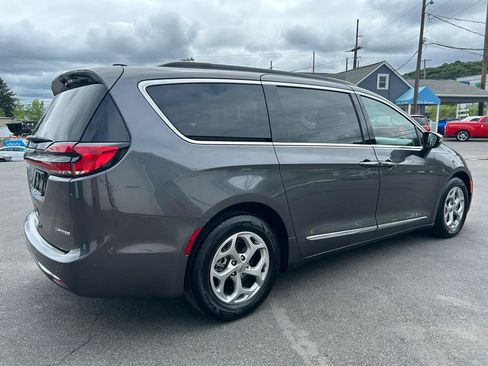 Used 2023 Chrysler Pacifica Limited FWD image 5