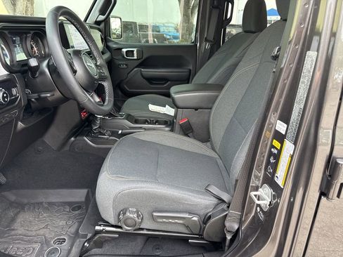 Used 2025 Jeep Gladiator Willys image 10