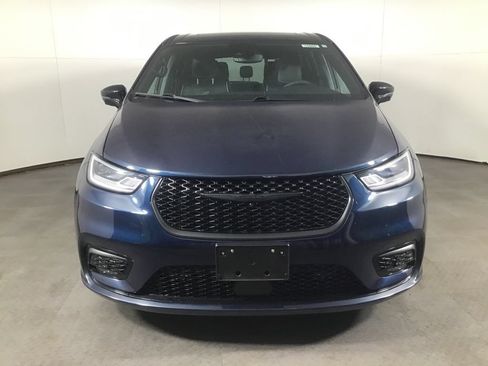 Used 2023 Chrysler Pacifica Limited w/ Uconnect Theater Family Group FWD image 2