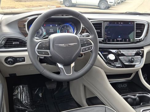 Used 2024 Chrysler Pacifica Limited image 18