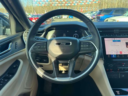 Used 2023 Jeep Grand Cherokee Limited image 11