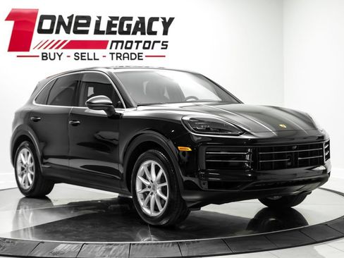 Used 2024 Porsche Cayenne AWD/4WD image 5