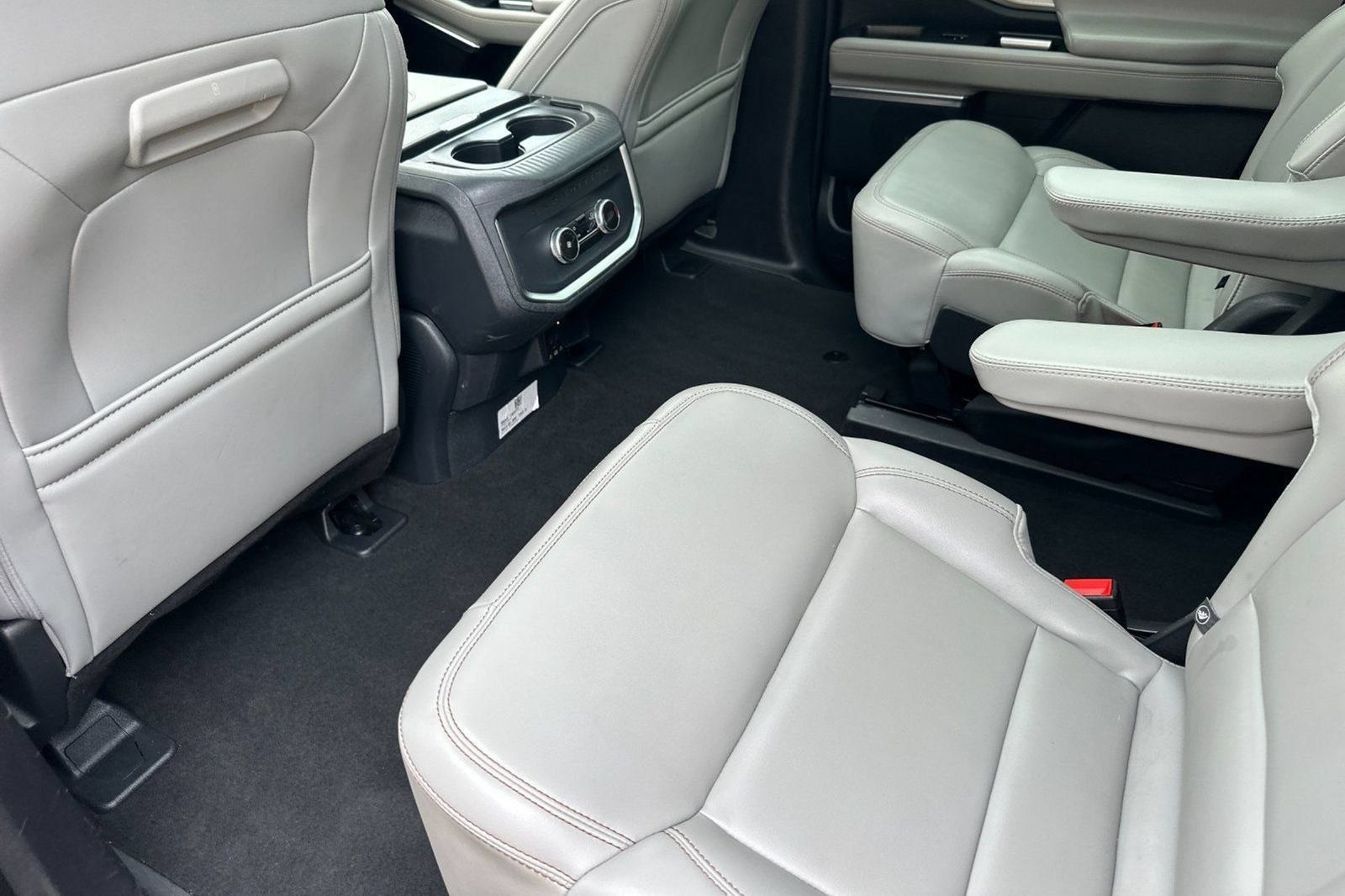 Used 2025 Ford Expedition Active AWD/4WD image 14