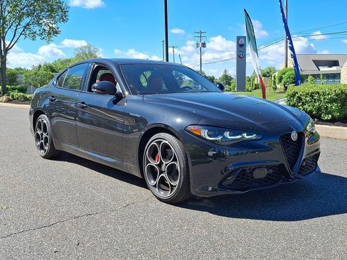 Used 2024 Alfa Romeo Giulia Veloce AWD/4WD image 2