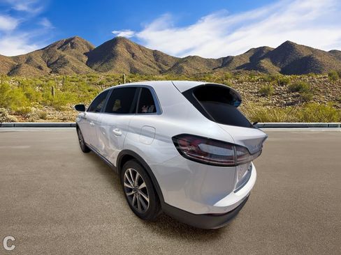 Used 2019 Lincoln Nautilus Select FWD image 2