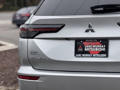New 2025 Mitsubishi Outlander ES image 8