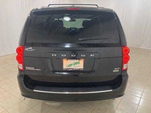 Used 2019 Dodge Grand Caravan SXT image 4