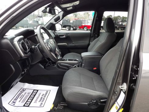 Used 2018 Toyota Tacoma TRD Sport image 17