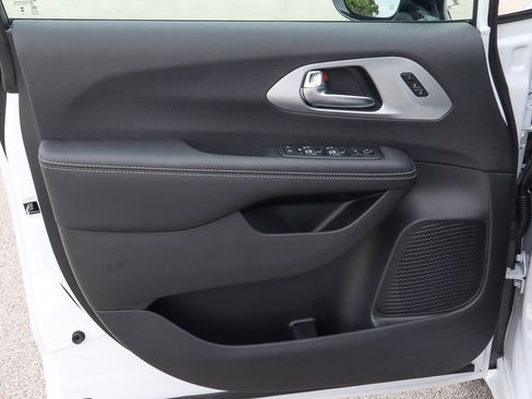 New 2026 Chrysler Pacifica Limited w/ S Appearance Package image 10