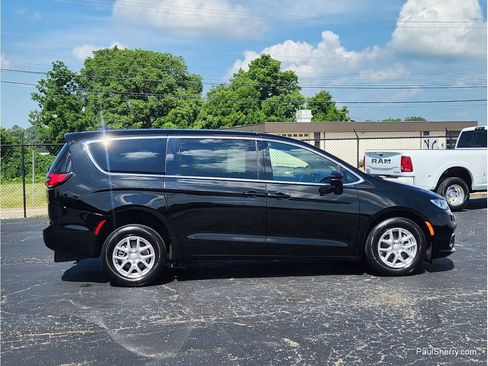 Used 2025 Chrysler Pacifica Select FWD image 25